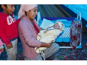 Kundaktaki Bebeğiyle Mantar Nöbeti Tutuyor