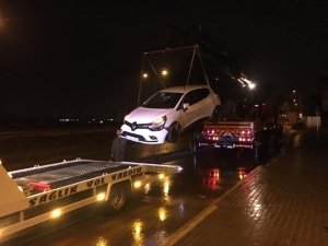 Otomobil Yan Yola Uçtu