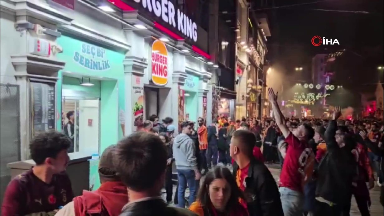 taksim-de-sampiyonluk-kutlamasinda-iki-grup-arasinda-kavga-1-yarali