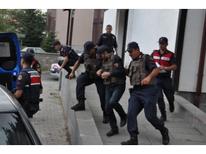 Ağabeyini Öldürüp, Yeğenini De Yaralayan Şahıs Tutuklandı