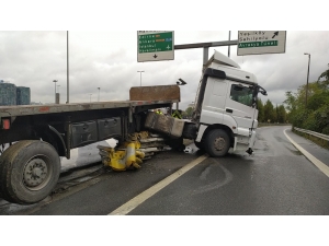 E-5 Karayolunda Tır Bariyerlere Çaptı