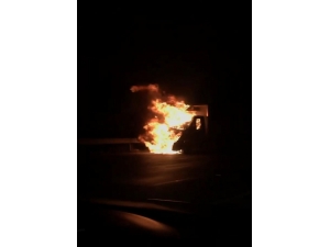 Tekstil Yükü Kamyonet Alevlere Teslim Oldu