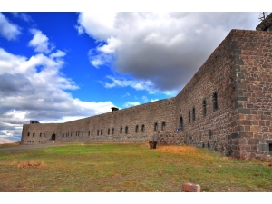 Erzurum’da Bir Kadın Tarihi Aziziye Tabyası’nda Yarı Çıplak Poz Verdi