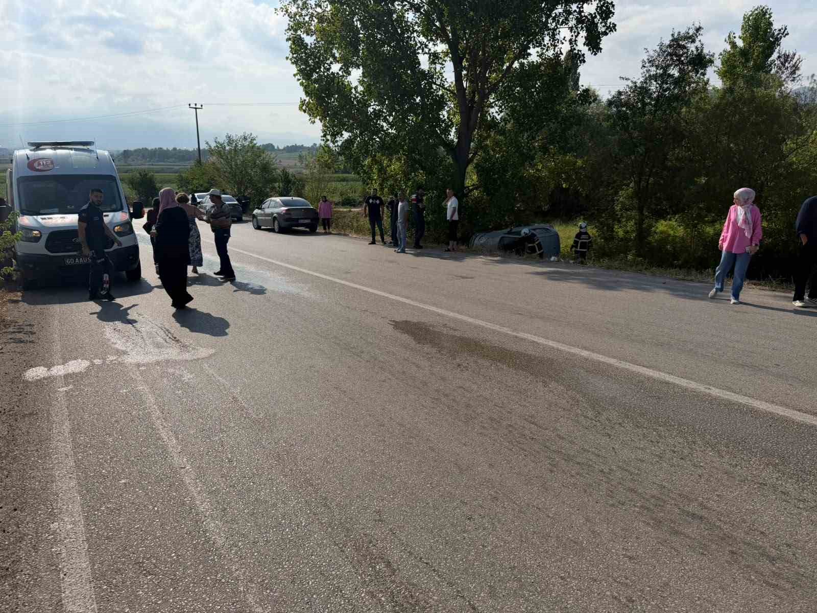 yoldan-cikan-otomobil-agaclik-alanda-yan-yatti