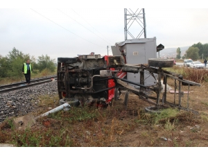 Kütahya’da Yük Treni Kamyonete Çarptı: 2 Yaralı
