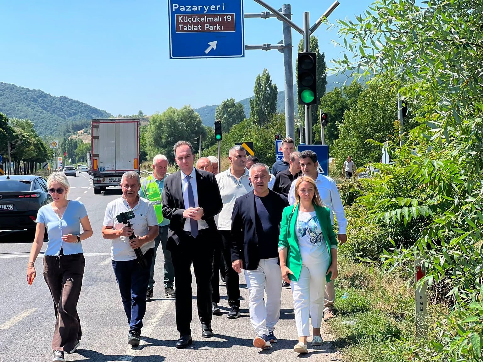 pazaryeri-nde-kritik-kavsak-ve-bolunmus-yol-yapim-calismalari-yerinde-incelendi