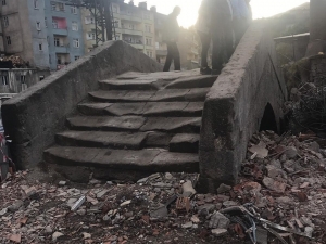 Bitlis’te Otelin Yıkıldı Tarihi Eserler Ortaya Çıktı