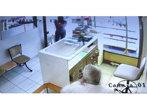 Yüzlerinde Maske Ellerinde Silahla Kuyumcuyu Soymaya Kalktılar