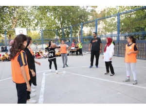 Öğrenciler Ve Veliler Basketbol Maçında Karşı Karşıya Geldi