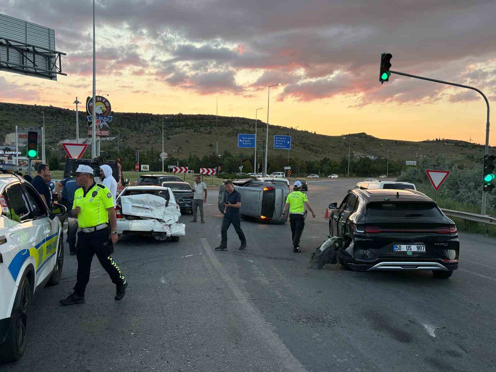 kayseri-de-otomobil-trafik-isiklarinda-bekleyen-4-araca-carpti-4-yarali