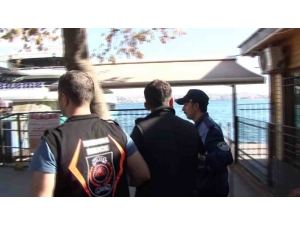 Kabataş’ta Polis Ve Zabıtadan Hanutçulara Uygulama