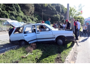 Beton Mikserinin Çarptığı Otomobil Refüje Çıktı: 6 Yaralı