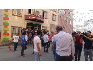 Diyarbakır’da Hdp İl Binası Önünde Gergin Anlar