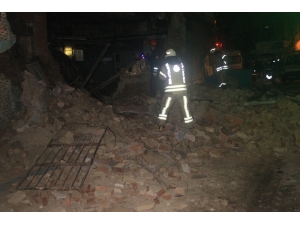 Beyoğlu’nda Tek Katlı Metruk Bina Çöktü