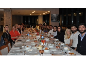 Kars’ta Hastane Çalışanları Yemekte Bir Araya Geldi