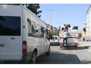 Kamyonet Kasasında Asılı Tehlikeli Yolculuk Yürekleri Ağza Getirdi