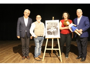 30 Yıl Önce Fotoğrafını Çeken Kişiyle Bir Araya Geldi