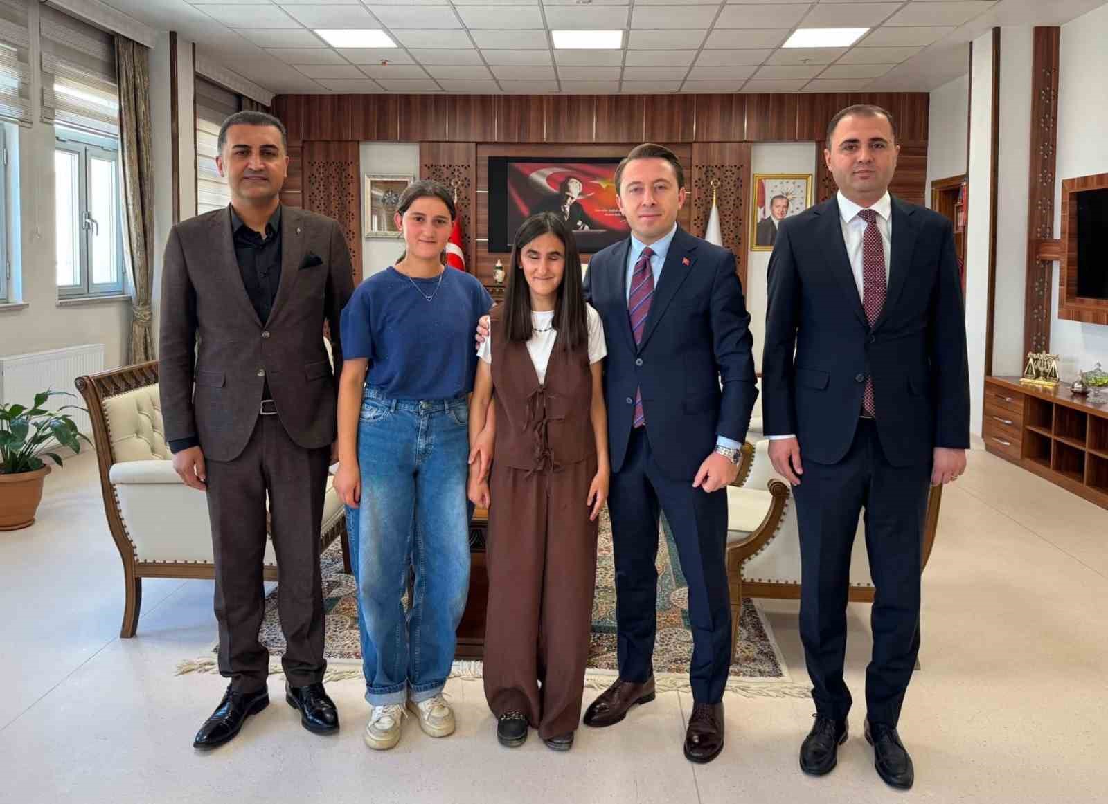 kaymakam-hulur-yks-de-turkiye-3-320-ncisi-olan-gorme-engelli-ogrenciyi-kabul-etti