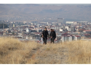 Kayalıklarda Mahsur Kaldılar, 5 Saat Kurtarılmayı Beklediler