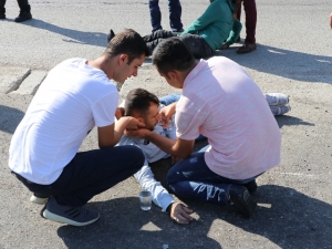 Vatandaşlar Yaralıya Elleriyle Su İçirdi