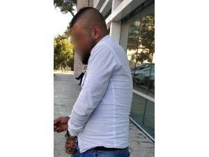 Kaza Yapınca Sinirlenip Kendi Aracına Tabancayla Ateş Etti