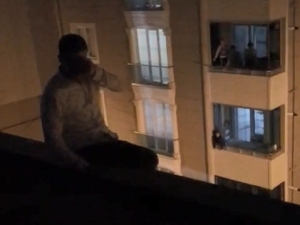 Yakalanacağını Anlayan Azılı Kapkaççı Çatıya Çıkıp İntihar Etmeye Kalkıştı