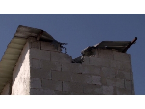 Suriye’den Atılan 4 Havan Topu Daha Şanlıurfa’nın Akçakale İlçesine Düştü. İlk Bilgilere Göre, Bina Ve Araçlara İsabet Eden Roketler Nedeniyle Çok Sayıda Yaralı Olduğu Öğrenildi. Bölgeye Çok Sayıda Sağlık, İtfaiye Ve Polis E