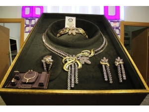 1,6 Milyon Dolarlık Dev Kolye