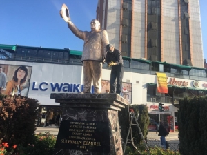 Isparta’nın Simgelerinden Süleyman Demirel Heykeli Kalaylandı