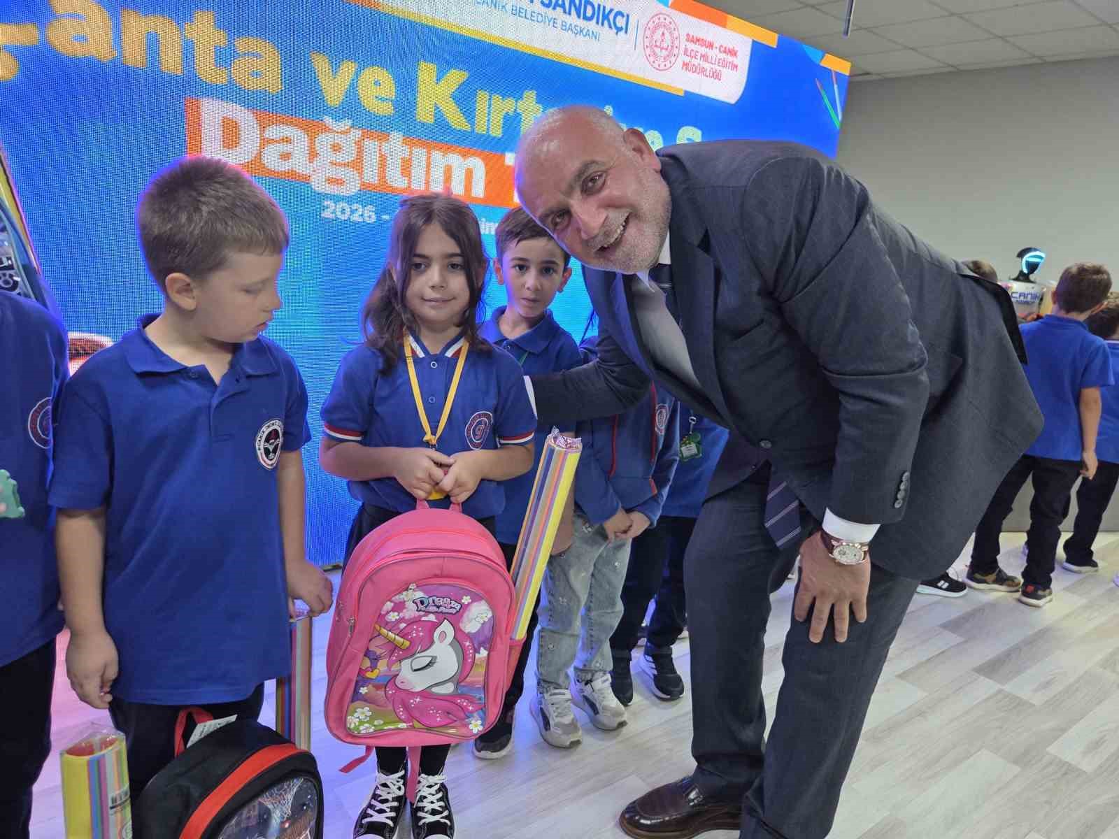 bu-ilcede-okula-baslayan-tum-ogrencilere-canta-ve-kirtasiye-seti-hediye