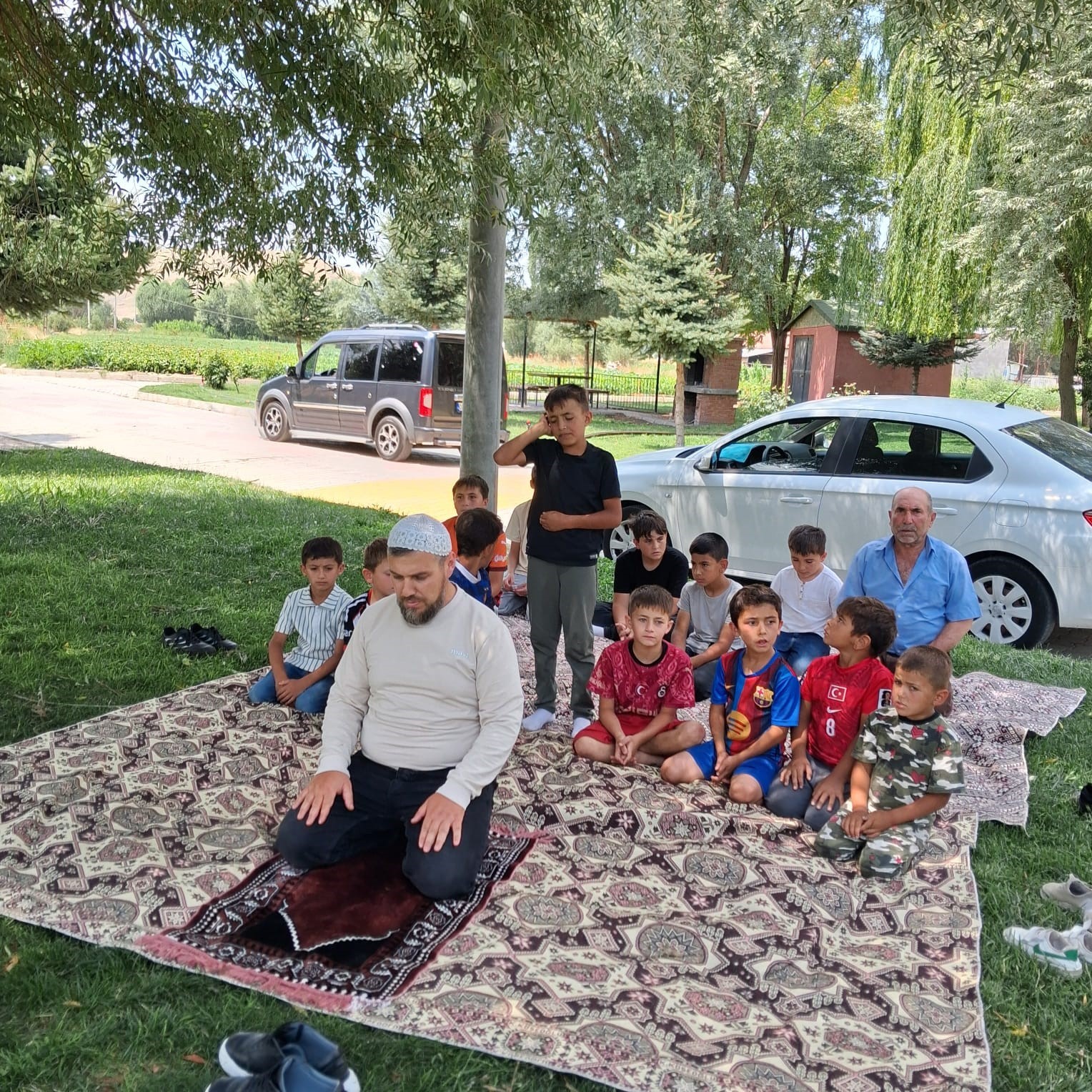 suhut-ta-kur-an-i-kerim-kursu-ogrencileri-piknikte-bulustu