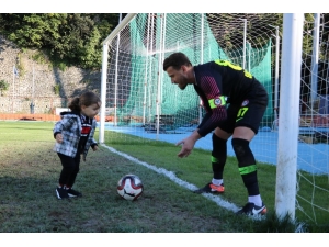 Maçta Yemediği Golü Oğlundan Yedi!