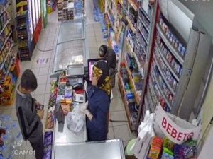 Marketten Çikolata Ve Sigara Çalan Çocuk Hırsız Kamerada