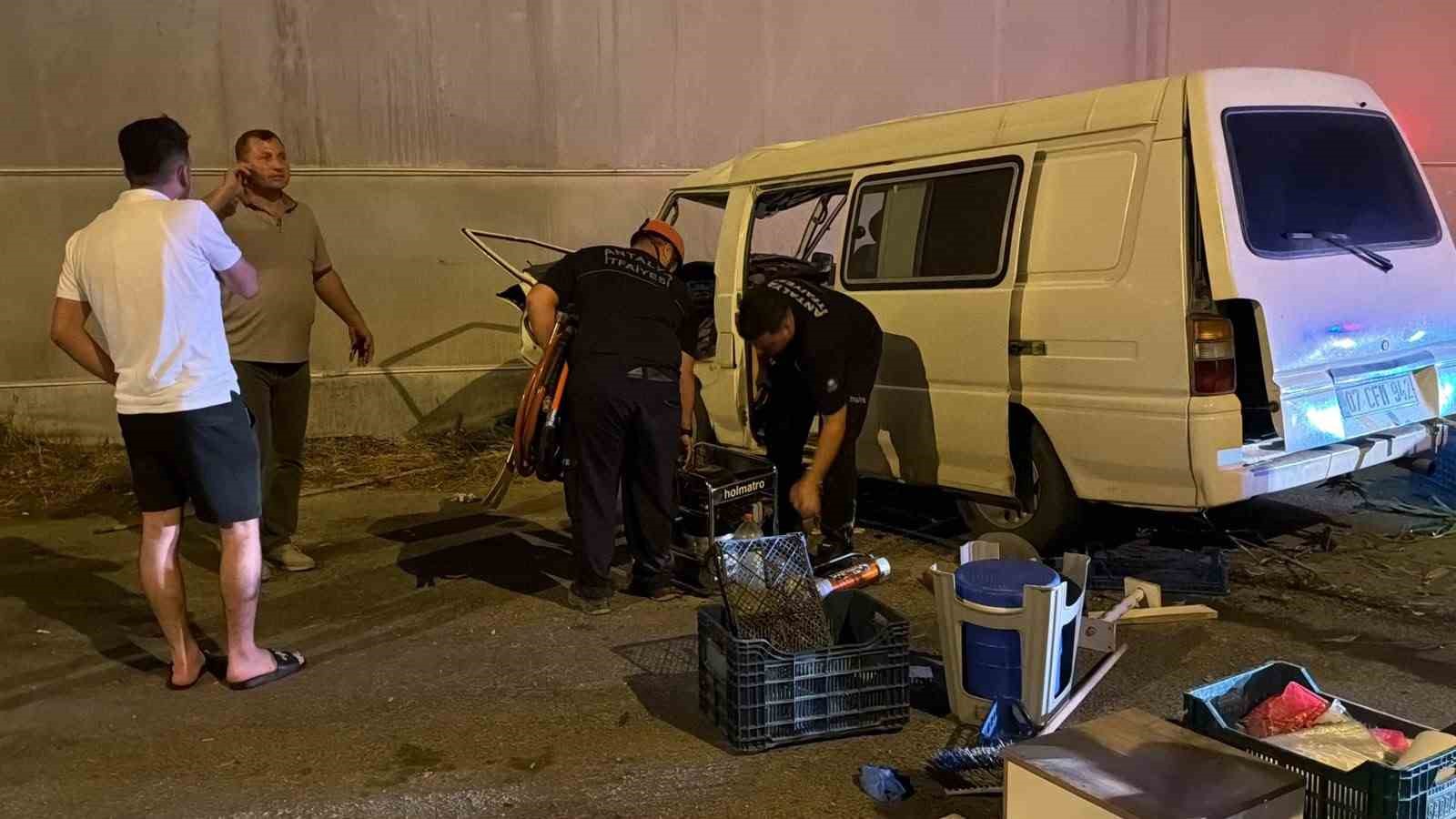 antalya-da-panelvan-kontrolden-cikti-1-yarali