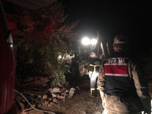 Tandır Evinde Çıkan Yangın Evlere Sıçramadan Söndürüldü