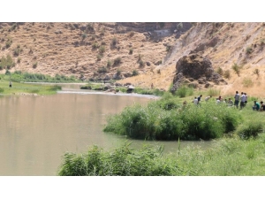 Botan Çayına Giren Çocuk Akıntıya Kapılarak Kayboldu