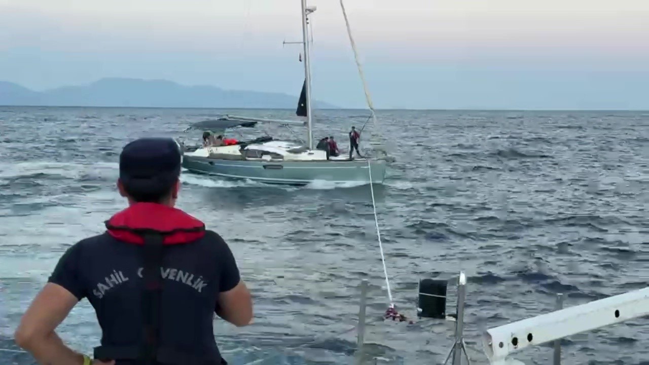 motoru-arizalanip-suruklenen-teknedeki-israil-uyruklu-2-kisiyi-sahil-guvenlik-ekipleri-kurtardi