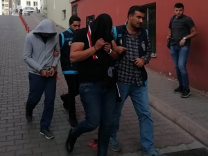 Dolandırıcılara Kandı, 200 Bin Tl’lik Altını Yol Kenarına Bıraktı