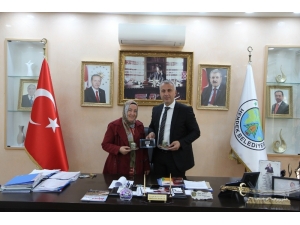 Hendekli Sanatçı Mecide Temiz, Başkan Babaoğlu’nu Ziyaret Etti