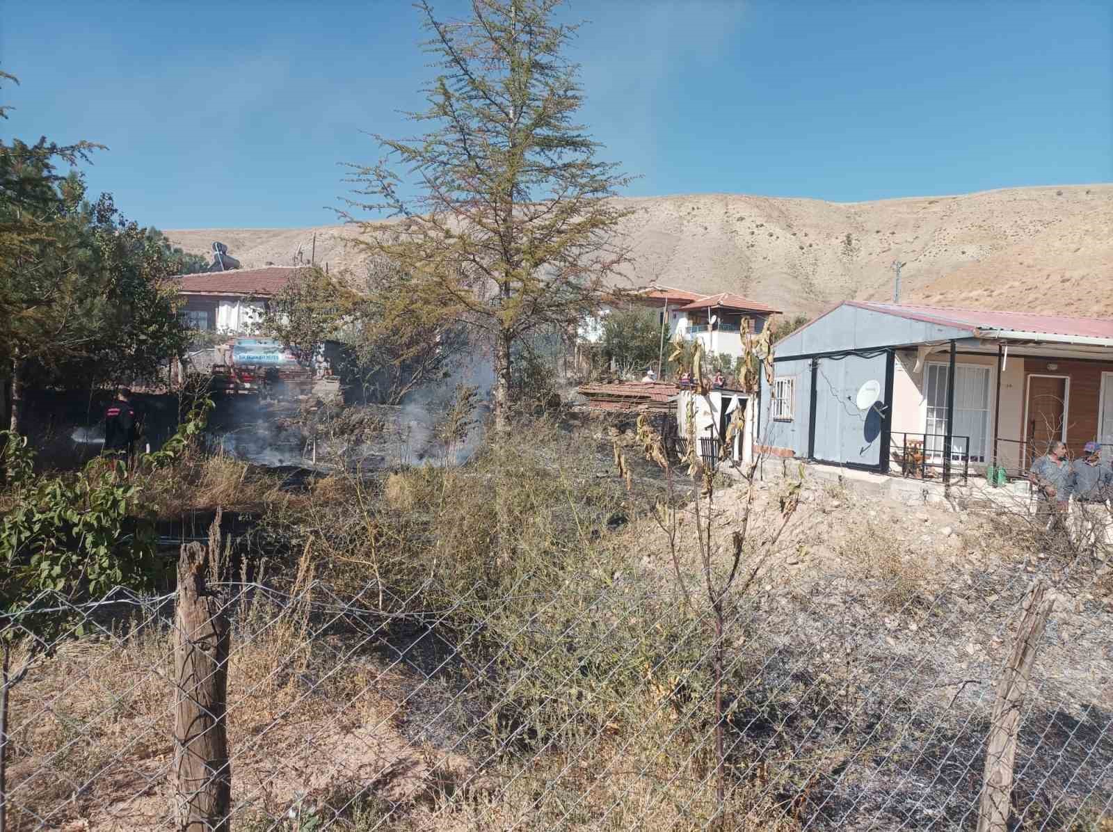 bahcesindeki-otlari-yakan-yasli-adam-alevler-arasinda-kalarak-oldu