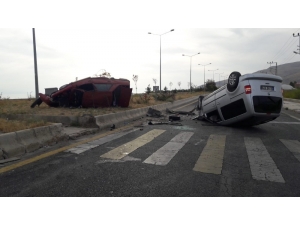 Otomobiller Çarpıştı: 1 Ölü, 4 Yaralı