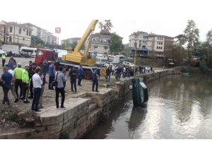 Park Halindeki Araç Irmağa Uçtu