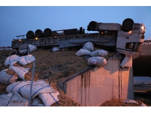 Lastiği Patlayan Patates Yüklü Tır Köprüde Asılı Kaldı