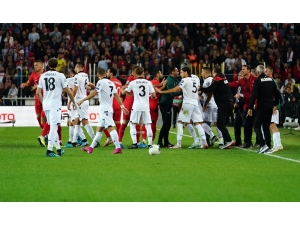 Milli Maçta Gerginlik