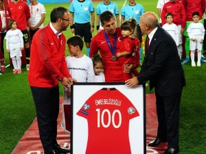 Emre Belözoğlu’na 100. Maç Hediyesi
