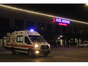 Eşine Sokak Ortasında Satırla Saldıran Şahsı Vatandaşlar Linç Etmek İstedi