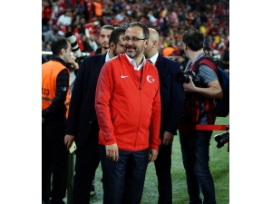 Bakan Kasapoğlu Milli Maçta