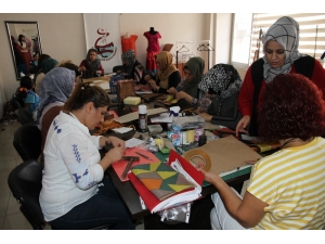 İzmit’ten Gelerek Mardinli Kadınlara El Sanatı Öğretiyor