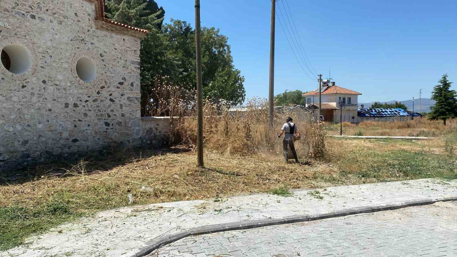 manisa-buyuksehir-den-karacaahmet-turbesi-nde-hummali-temizlik