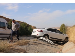 Tekeri Patlayan Otomobil Şarampole Yuvarlandı: 5 Yaralı